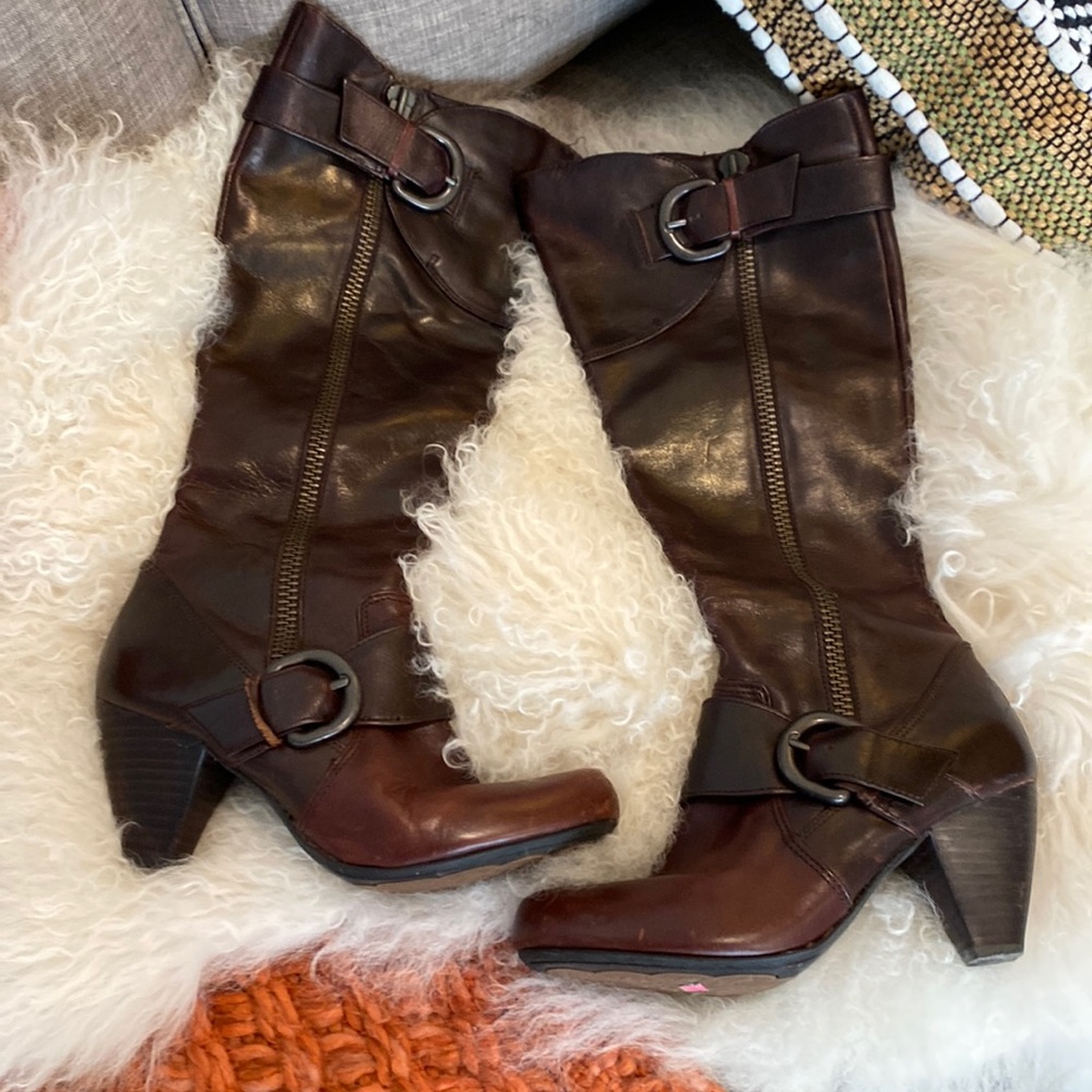 Gorgeous brown leather size 8 Barn Crown boots.
